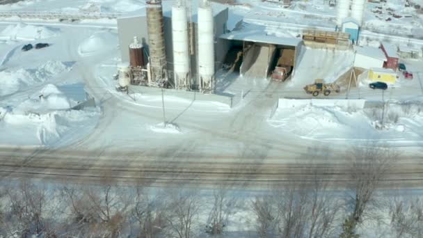 Helicóptero de inverno vista da natureza. Clipe. Grandes snowdrifts perto de fábricas e perto da estrada e carros. — Vídeo de Stock