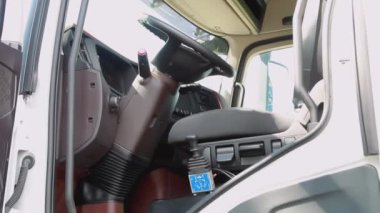 KAMAZ kulübesinin içi. Sahne. Düğmeye basılır ve sandalye kalkar. Kamyonun alt kısmının iç kısmı. Siyah koltuklar ve siyah iç mekan