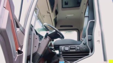 KAMAZ kulübesinin içi. Sahne. Düğmeye basılır ve sandalye kalkar. Kamyonun alt kısmının iç kısmı. Siyah koltuklar ve siyah iç mekan