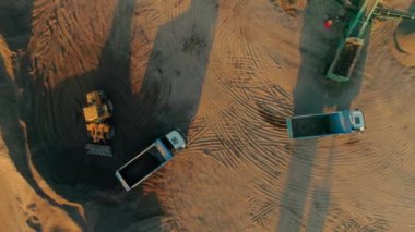 İnşaat süreci. İnsansız hava aracının görüntüsü. Sahne. İnşaat süreci için büyük bir kamyon inşa ve yükleme yükü..