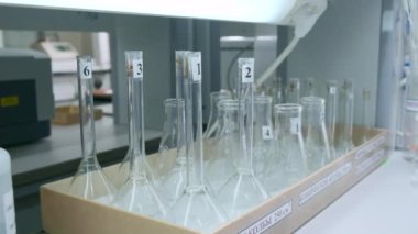 Kimyasal deneyler. Clip. Farklı renklerde çözeltilerin karıştığı çeşitli cam tüpler