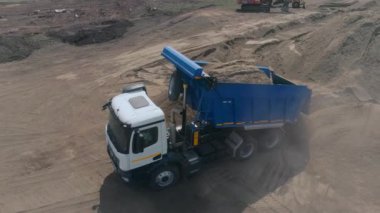 İnşaat süreci. İnsansız hava aracının görüntüsü. Sahne. İnşaat süreci için büyük bir kamyon inşa ve yükleme yükü..