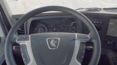 ALMANY, BERLİN - 21 Mart 2022: arabanın içi. Sahne. Arabada bir sürü düğme var. Siyah koltuklar ve siyah iç mekan