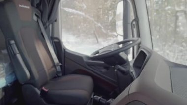 ALMANY, BERLİN - 21 Mart 2022: arabanın içi. Sahne. Arabada bir sürü düğme var. Siyah koltuklar ve siyah iç mekan