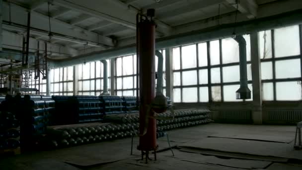 Équipement à l'usine. Clip. Une grande pièce avec d'énormes boulons de gaz qui se déplacent et reposent les uns sur les autres. — Video