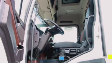 KAMAZ kulübesinin içi. Sahne. Düğmeye basılır ve sandalye kalkar. Kamyonun alt kısmının iç kısmı. Siyah koltuklar ve siyah iç mekan