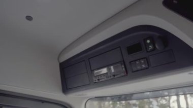 Aracın içi. Sahne. Arabada bir sürü düğme var. Siyah koltuklar ve siyah iç mekan