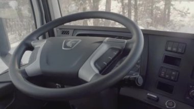 ALMANY, BERLİN - 21 Mart 2022: arabanın içi. Sahne. Arabada bir sürü düğme var. Siyah koltuklar ve siyah iç mekan