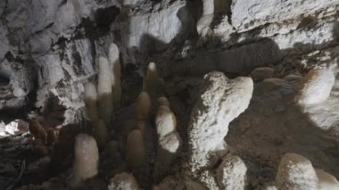 Beyaz mağara taşları. Turistik bir yer. Başla. Bir sürü ışık alan beyaz bir mağara ve tüm bu taşlar çok güzel aydınlatılmış..