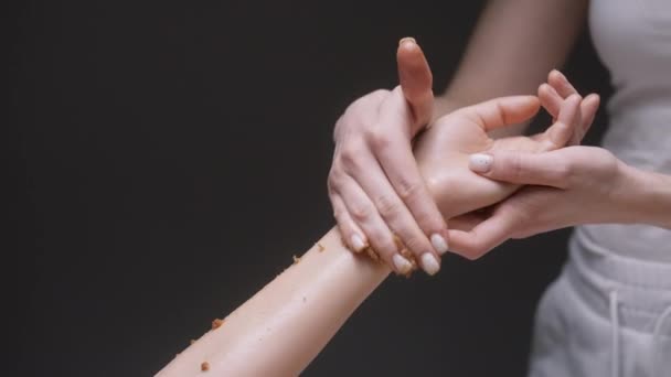 Lázeňský salón. Akce. Tenká, krásná ruka dívky, která je potřísněna vonnými oleji pro zdraví. — Stock video