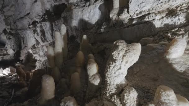 White cave stones.Tourist place. Action. A white stone cave that receives a lot of light and all these stones are beautifully illuminated. — Stock Video