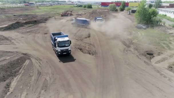 エカテリンブルク,ロシア - 2021年8月:建設プロセス。 Scene .Largeトラックは都市の隣の平らな地形で運転し,何かを造ります. — ストック動画