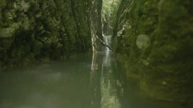 İki ilginç taş tepe arasında harika bir manzara. Yaratıcı. Büyük gri taşların yanındaki bir dağ gölündeki en saf su..