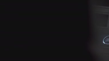 Aracın içi. Sahne. Arabada bir sürü düğme var. Siyah koltuklar ve siyah iç mekan