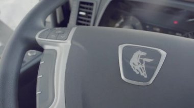 ÇEK CUMHURİYET, PRAG - 21 Mart 2022: arabanın içi. Sahne. Arabada bir sürü düğme var. Siyah koltuklar ve siyah iç mekan