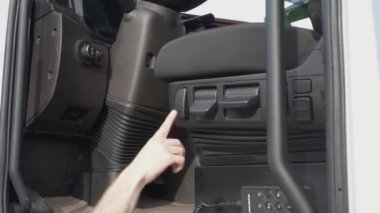 KAMAZ kulübesinin içi. Sahne. Düğmeye basılır ve sandalye kalkar. Kamyonun alt kısmının iç kısmı. Siyah koltuklar ve siyah iç mekan