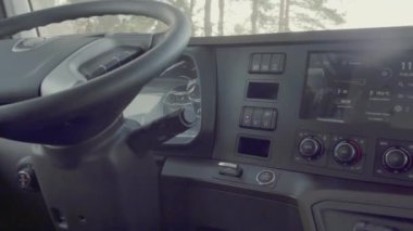 İTALYA, Roma - 21 Mart 2022: arabanın içi. Sahne. Arabada bir sürü düğme var. Siyah koltuklar ve siyah iç mekan