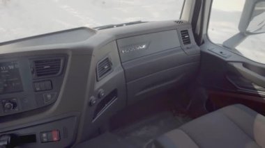 ALMANY, BERLİN - 21 Mart 2022: arabanın içi. Sahne. Arabada bir sürü düğme var. Siyah koltuklar ve siyah iç mekan