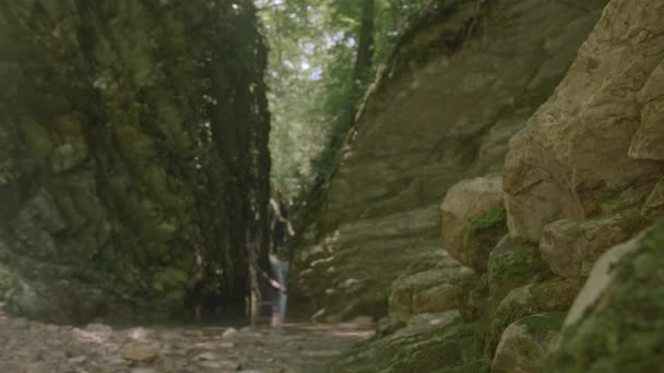 Schöne Landschaft.Kreativ. Die Berge am See liegen dicht beieinander und klares Wasser ist unten sichtbar. — Stockvideo