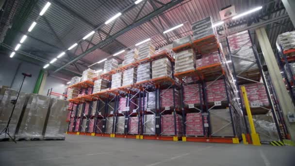 UK, LONDON - December, 2021: Huge boxes.Creative. Storage of orders in which there are huge boxes very evenly and by numbers on special racks. — Stock Video