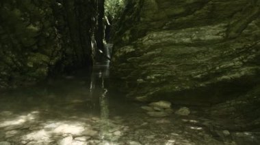 İki ilginç taş tepe arasında harika bir manzara. Yaratıcı. Büyük gri taşların yanındaki bir dağ gölündeki en saf su..