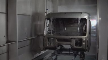 Fabrikadaki robotlar arabanın taksisini boyuyor. Sahne. Fabrikada, beyaz bir araba robotik eller tarafından boyanır. Montaj hattında, araba açık renge boyanmıştır. Arabanın gövdesi boyanmış.