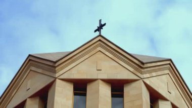 Binanın tepesine yakın çekim. Aksiyon. Kahverengi tapınağın tepesinde. Güzel bir tapınak mavi gökyüzünün arka planında duruyor.