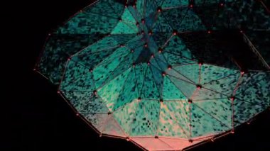 Siyah arkaplan. Görev. Üç boyutlu formatta mavi bir geometrik şekil soyutlamayla ileri üçgenleri sallıyor.