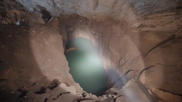 Bright light in the cave. Action.A cave made of orange stone that is illuminated by bright light from the sun. — Stock Video
