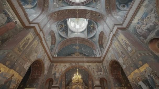 Una iglesia pintada. Clip. Un gran templo con un techo enorme que está pintado con iconos en un círculo y pequeñas ventanas en la parte superior. — Vídeos de Stock
