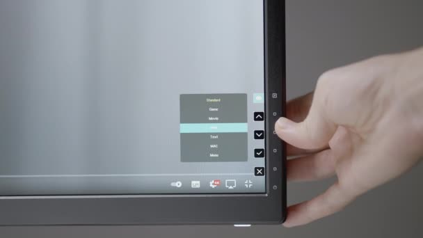 El monitörü çalışacak şekilde ayarlar. Aksiyon. Siyah bir monitör bir adamın elini ayarlar. Ekranın altındaki ayarlara hafif bir el basar — Stok video