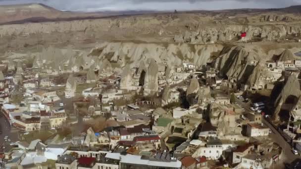 砂漠の古代都市の空中撮影. アコーディング。 夏の岩の中の古代都市. 遠く離れた岩と青空 — ストック動画