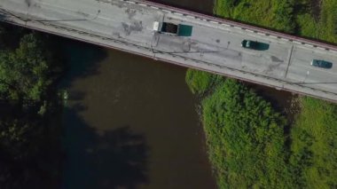 Arabalarla uzun bir yol. Clip. Nehir üzerinde büyük bir köprü ve şehirde araba trafiği olan bir yol..
