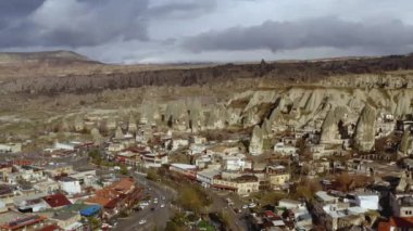 Çöldeki antik bir şehrin havadan çekilmiş fotoğrafı. Aksiyon. Yazın kayalıklarda antik şehir. Uzaklardaki kayalar ve mavi gökyüzü