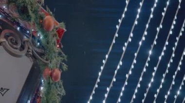 Aşağıdan yukarıya kentsel çevre. Aksiyon. Çerçevede bazı evler var. Gece vakti. Kış. Şehre. Şehirde Yeni Yıl Arifesi