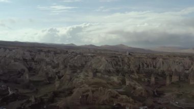 Çöldeki antik bir şehrin havadan çekilmiş fotoğrafı. Aksiyon. Yazın kayalıklarda antik şehir. Uzaklardaki kayalar ve mavi gökyüzü
