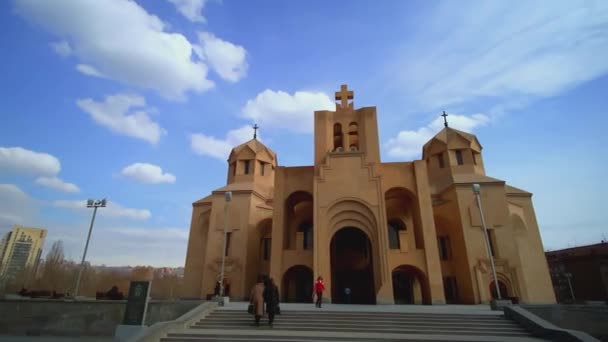 Un bellissimo tempio vicino al vicolo. Azione. La chiesa è sul vicolo. Cielo blu sopra il tempio. Chiesa filmata in estate — Video Stock