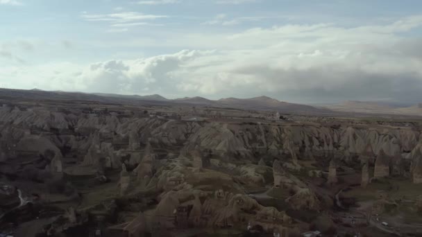 砂漠の古代都市の空中撮影. アコーディング。 夏の岩の中の古代都市. 遠く離れた岩と青空 — ストック動画