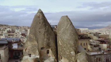 Çöldeki antik bir şehrin havadan çekilmiş fotoğrafı. Aksiyon. Yazın kayalıklarda antik şehir. Uzaklardaki kayalar ve mavi gökyüzü