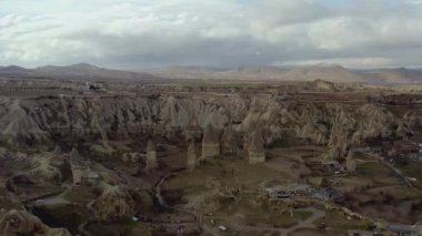 Çöldeki antik bir şehrin havadan çekilmiş fotoğrafı. Aksiyon. Yazın kayalıklarda antik şehir. Uzaklardaki kayalar ve mavi gökyüzü