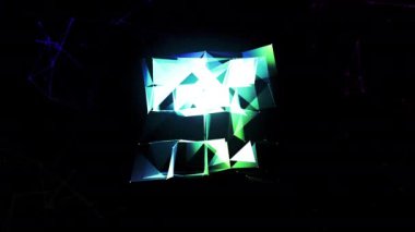 Birçok şeffaf bağlandı. Kenarları dijital uzayda kübik şekil yaratıyor. Hareket. Renkli parlayan 3B figür