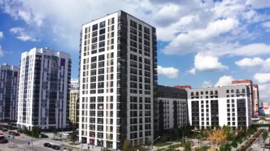 Modern evleri olan güzel konut manzarası. Stok görüntüleri. Modern binalar ve yerleşim yerleri olan bir yerleşim yeri. Güneşli bir yaz gününde bulutlu bir yerleşim yeri.