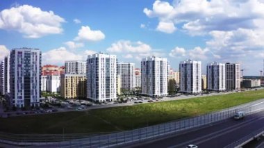 Modern evleri olan güzel konut manzarası. Stok görüntüleri. Modern binalar ve yerleşim yerleri olan bir yerleşim yeri. Güneşli bir yaz gününde bulutlu bir yerleşim yeri.
