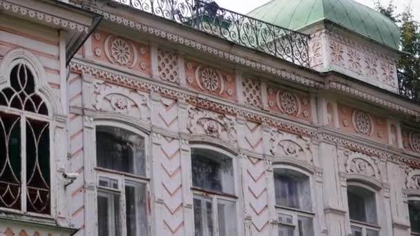 Krásná fasáda starého domu. Záběry ze skladu. Krásné vzory na staré budově v ruském stylu. Detail starého domu se vzory ruské architektury a architektury — Stock video