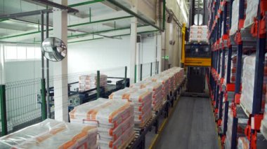 İngiltere, Londra - Aralık 2021: bir depo için büyük bir oda. Yaratıcı. Yanında özel donanımlı arabaların sürdüğü büyük paketler var..