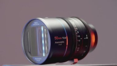 ALMANY, BERLİN - 21 Mart 2022: geniş açı mercek. Aksiyon. Mor arka planda yeni bir lens gösteriliyor. SLR kamera için büyük yakınlaştırma lensi