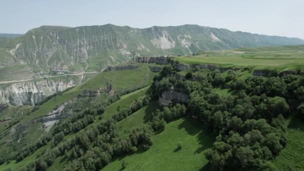 美しい緑の山々。 アクション。 明るい青空がある大きな夏の山の風景. — ストック動画