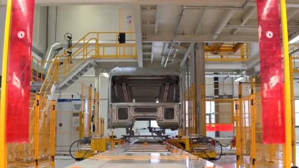 工場の車の金属フレーム. シーンか。 トラック用のボディフレームは工場で組み立てられます. 近代的な工場で車およびフレーム アセンブリ — ストック動画