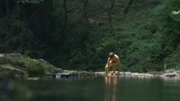 Terreno estivo. Creativo. is Acqua limpida trasparente con pietre sul fondo su cui corrono i bambini scalzi e piedi nudi vengono filmati in primo piano. — Video Stock