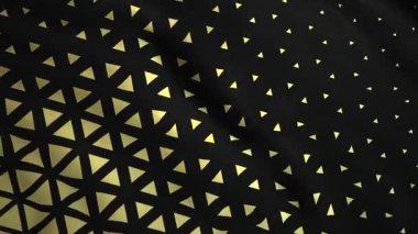Siyah zemin üzerinde sarı dalgalı üçgenler olan doku arkaplanı. Hareket. Rengarenk desenli ipek kumaş rüzgarda sallanıyor.